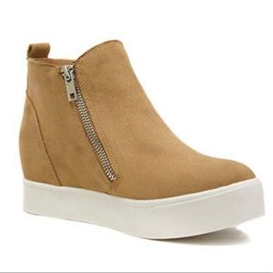 WMNS SODA Tan Wedge Sneaker Size 7 Great Condition